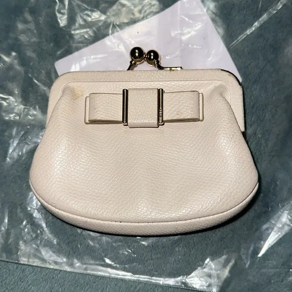 Coach white pebbled leather kisslock coin purse with bow gold hardware damaged - Picture 1 of 6